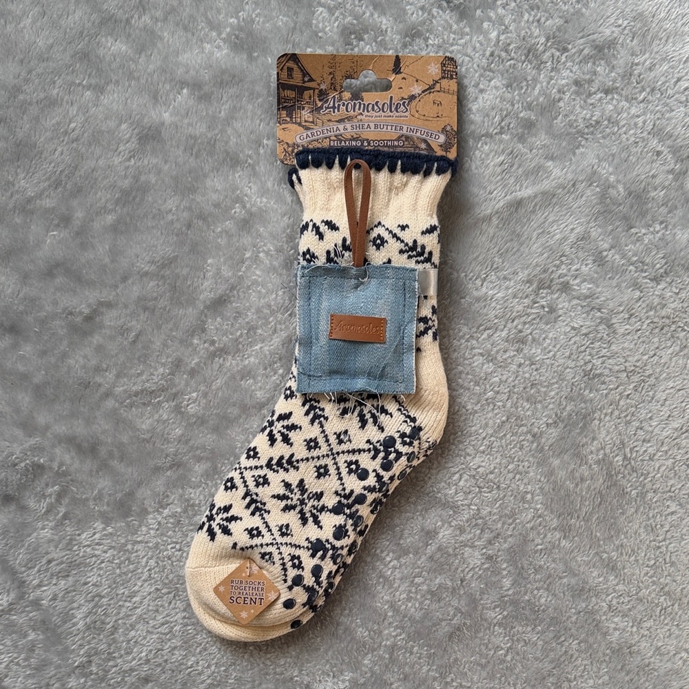 Minx NY Aromasoles Gardenia and Shea Butter Infused Snowflake Slipper Socks